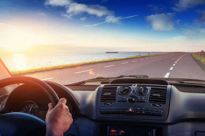 Autorijden langs de zee