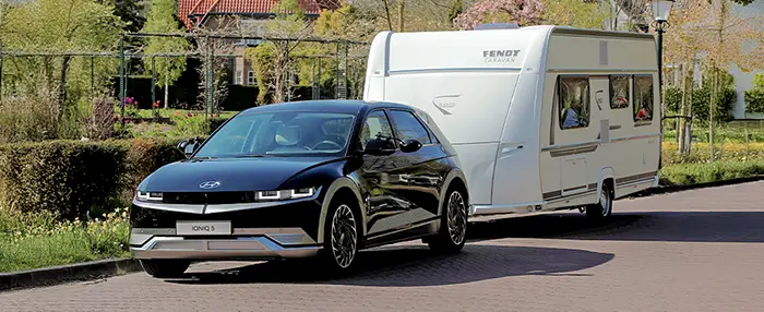 Elektrische auto met caravan