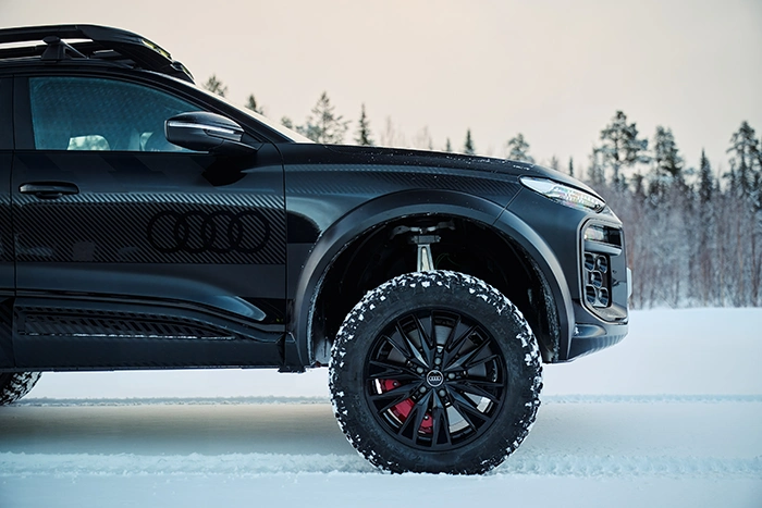 Audi Q6 e-tron offroad zijkant
