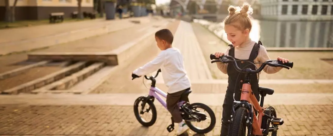 Sfeerafbeelding met twee kinderen op de BERG Dash 14