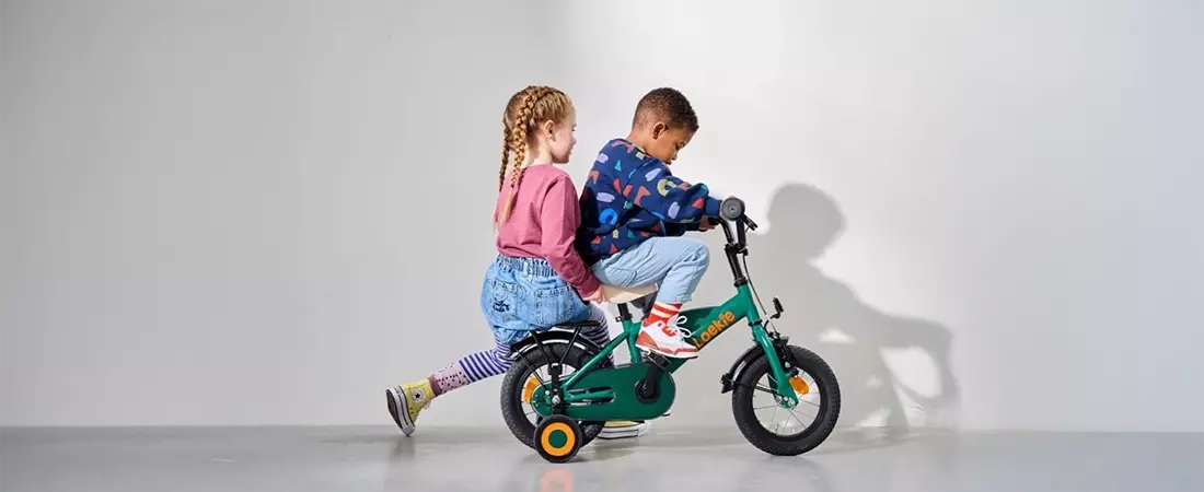 Kinderen op fietsen