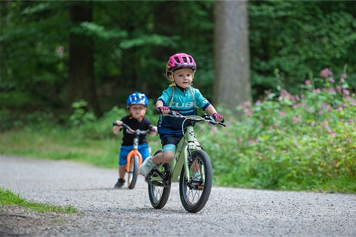 Kinderen die fietsen 