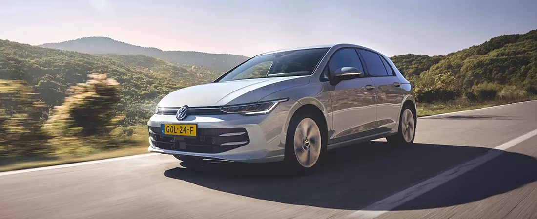 auto met winterbanden op een zonnige dag