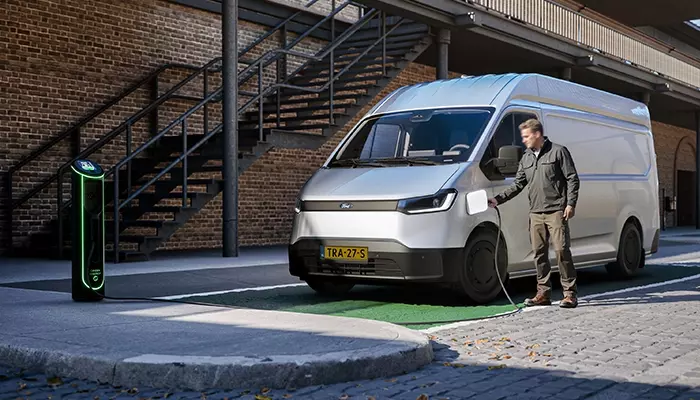 Brede sfeerafbeelding van Ford Transit City die word opgeladen