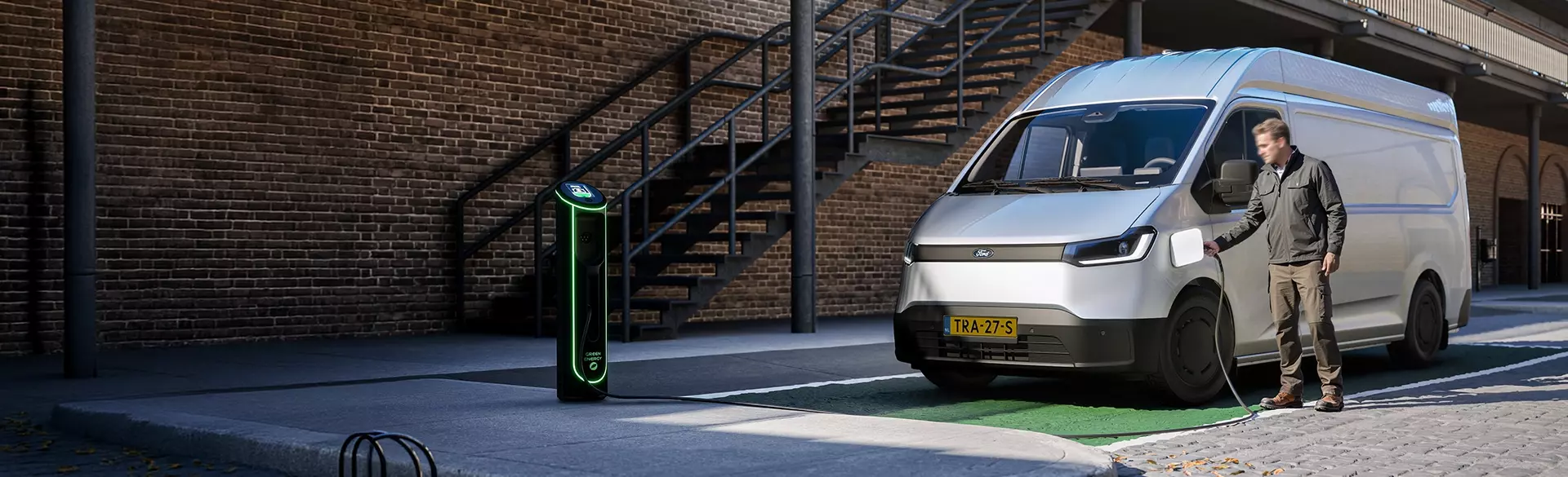 Brede sfeerafbeelding van Ford Transit City die word opgeladen