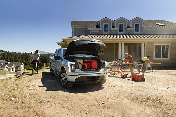Elektrische auto die stroom afgeeft aan andere elektrisch apparaat