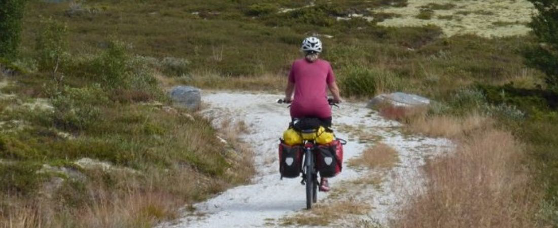 Fietsvakantie met bepakking, fietsend door de natuur