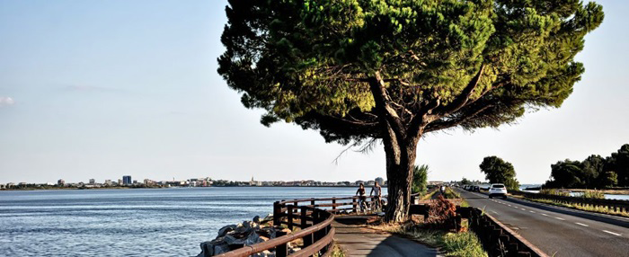 Toeristische fietspas langs het water