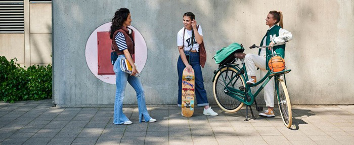 Schoolgaande jeugd met fiets