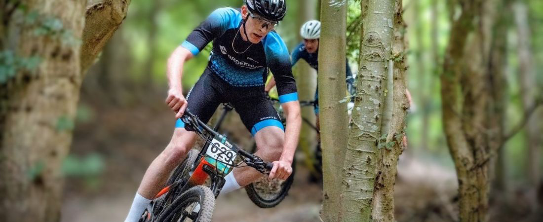 Broekhuis MTB-rijder Jippe Ticheler in actie