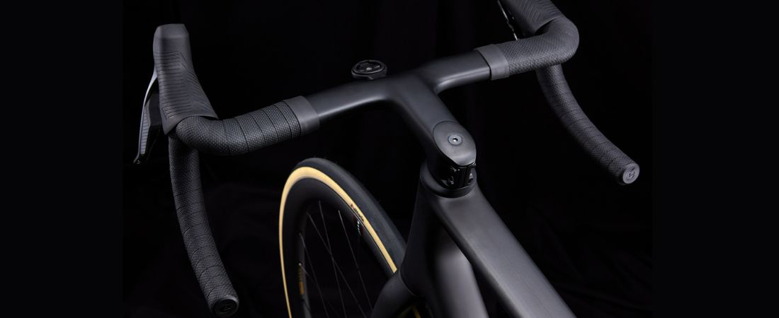 Cervélo HB18 cockpit op Cervelo R5 beautyshot