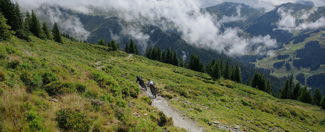 Cube AMS Hybrid 177 e-mtb full-suspension actiefoto