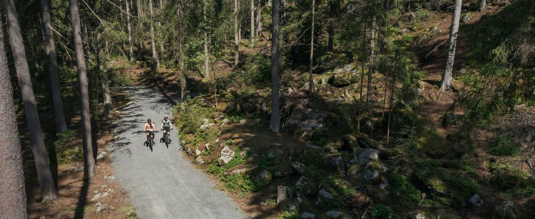 Cube Kathmandu Hybrid ONE11 full-suspension e-bike in actie offroad