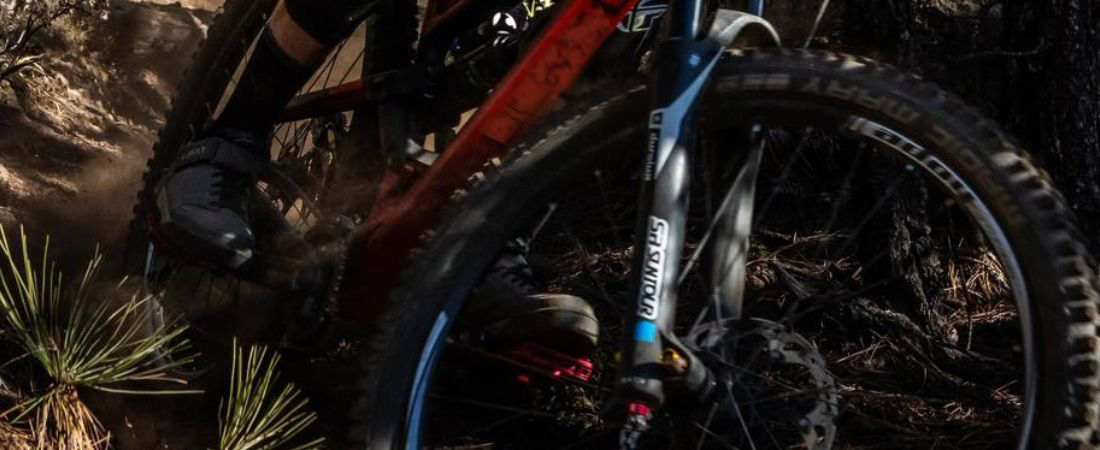 SR Suntour verende voorvork actiebeeld op MTB