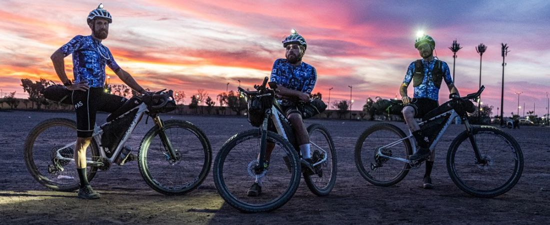 Enough Cycling rijders op hun Rampage Innova