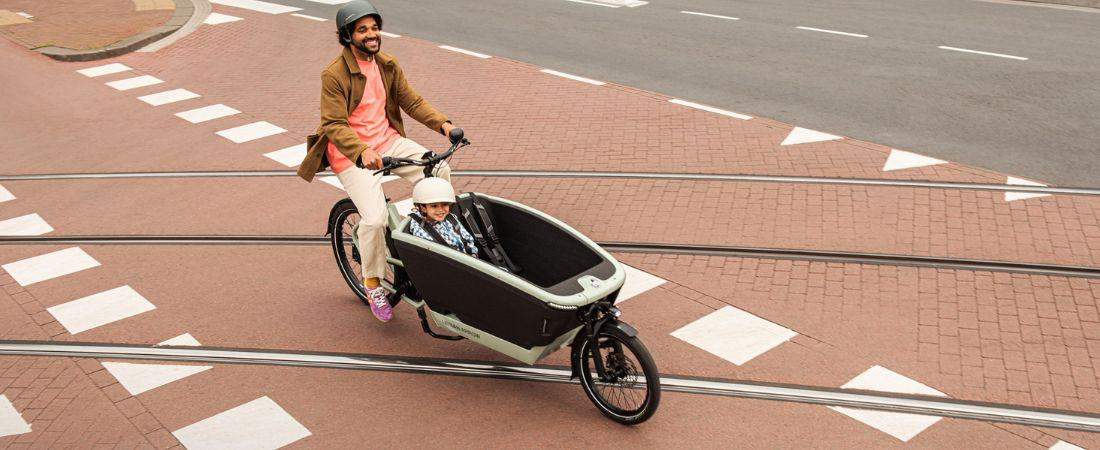 Urban Arrow elektrisch bakfiets met man en passagier in de stad