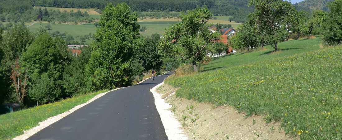 Fietspad in heuvelachtig terrein