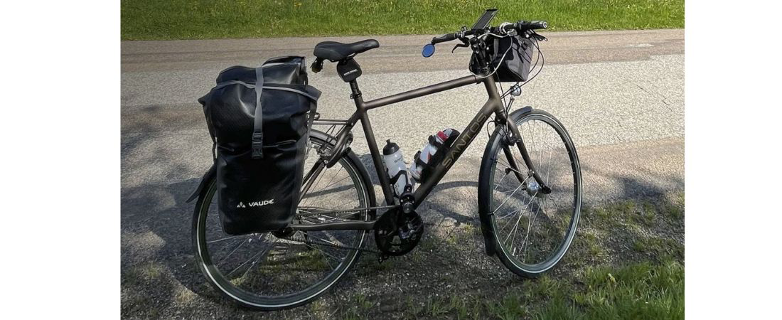 Santos Trekking Lite met Vaude fietstassen en fietsnavigatie op het stuur