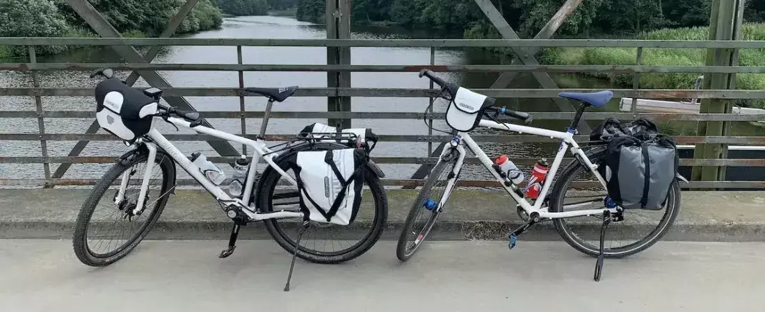 Idworx vakantiefietsen met fietstassen op een brug