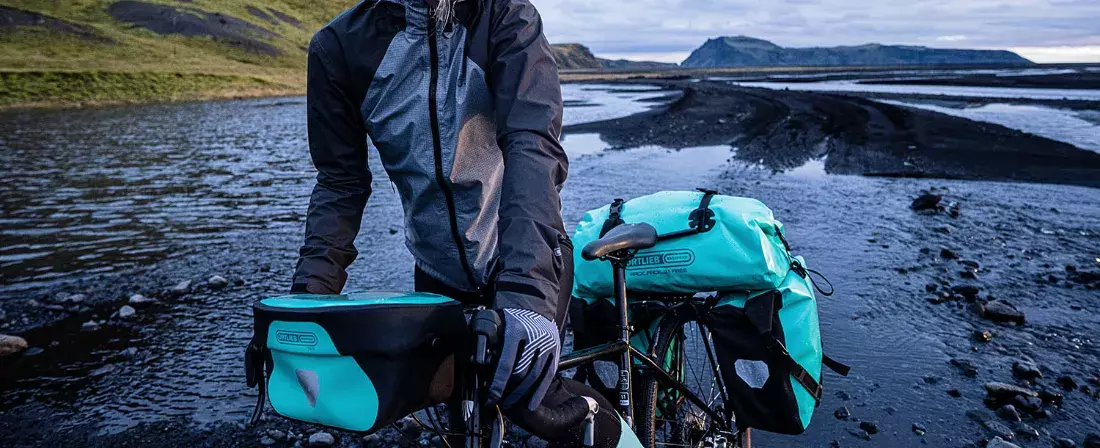 Ortlieb waterdichte fietstassen gemonteerd op fiets voor fietsvakantie