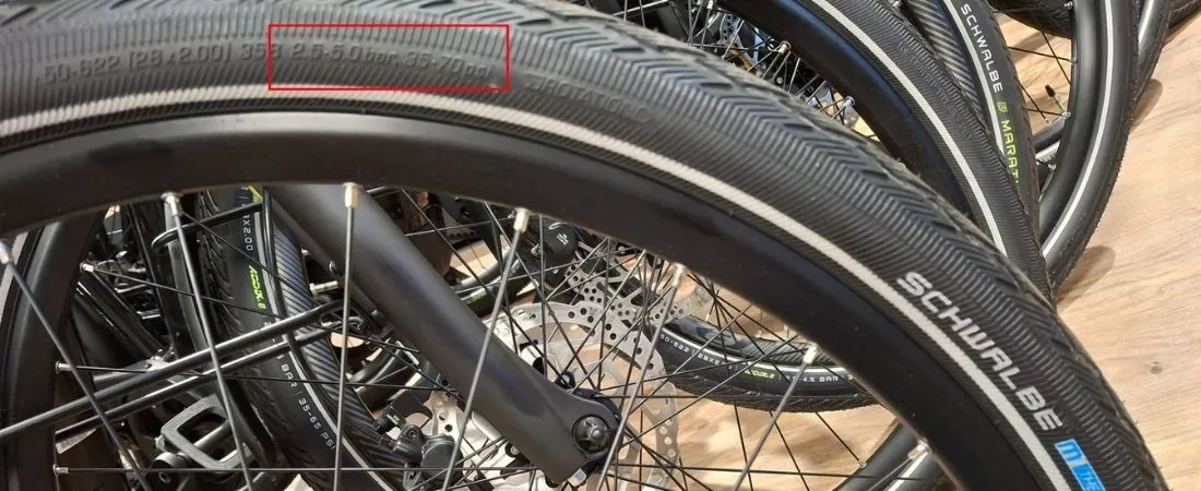 Band van een stadsfiets met de minimale en maximale luchtdruk