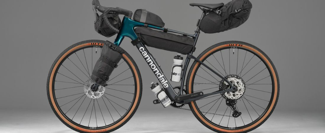 Bepakte Cannondale Topstone Carbon 3 Deep Teal met bikepackingtassen
