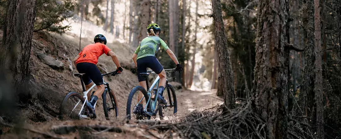 Scott Scale mountainbike action in het bos