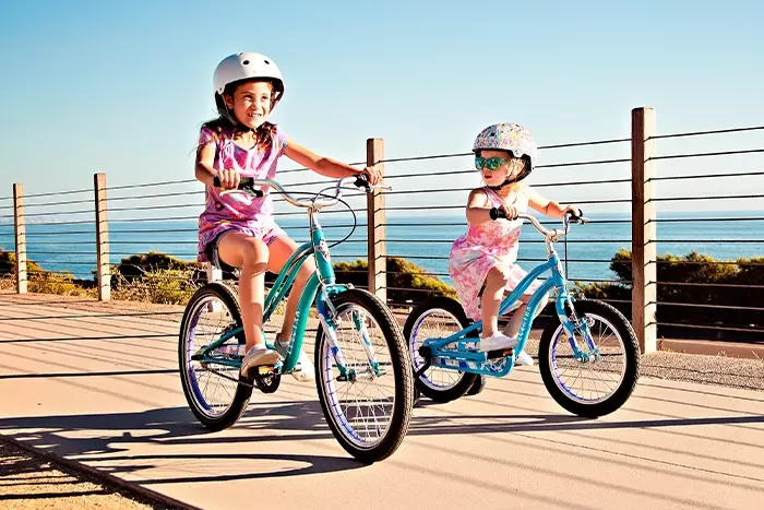 Twee kinderen fietsen Twee kinderen fietsen