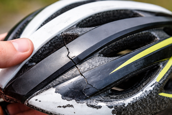 Een helm met scheurtjes