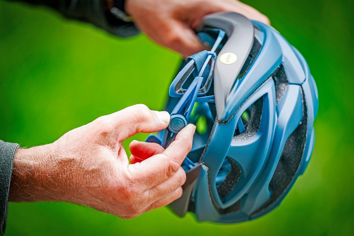 Een helm met een kapotte sluiting