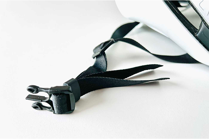 Een helm met versleten bandjes